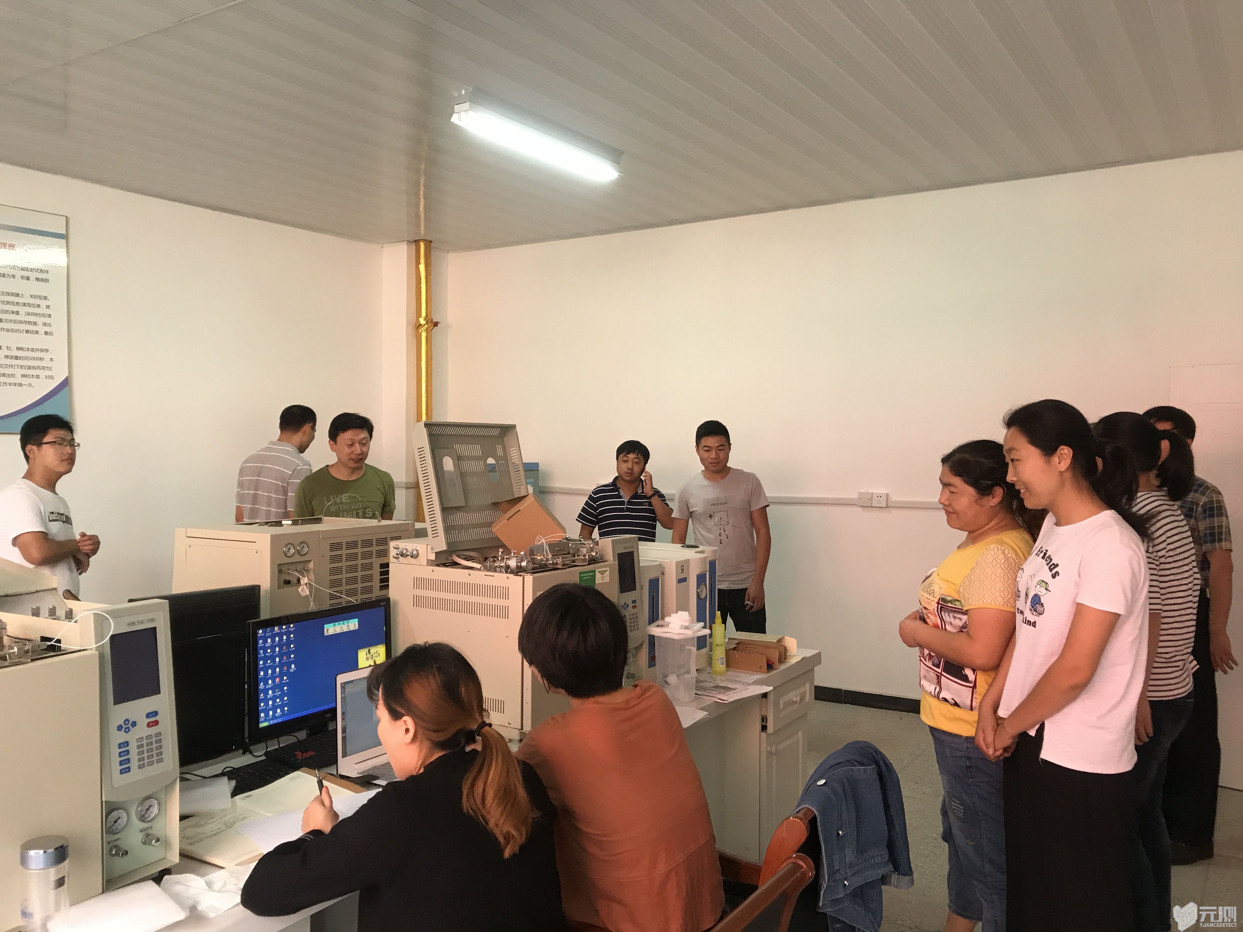 參觀力學(xué)檢測室.jpg